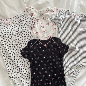 4 onesies - never worn